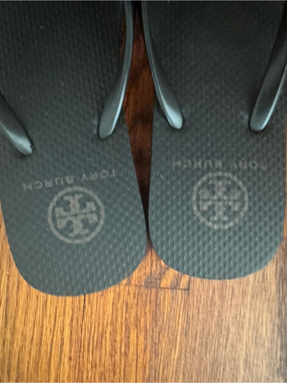 Tory Burch Black Flip Flop Sandals with Gold Logo Size 6 Womens Brand New - Picture 2 of 4